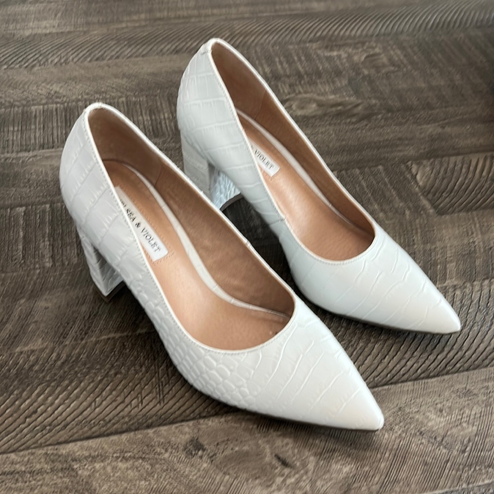 Chelsea & Violet Color: White Heeled Dress Shoes Size 8M CV- Maria